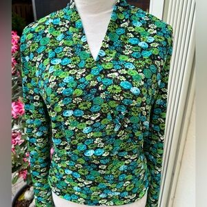 CATHERNE MALANDRINO. Floral Green Top. V-Neck. Long Sleeves. Ruched Side…